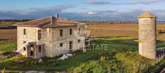 5 rooms Apartment in Castiglione del Lago, Italy No. 58459 2