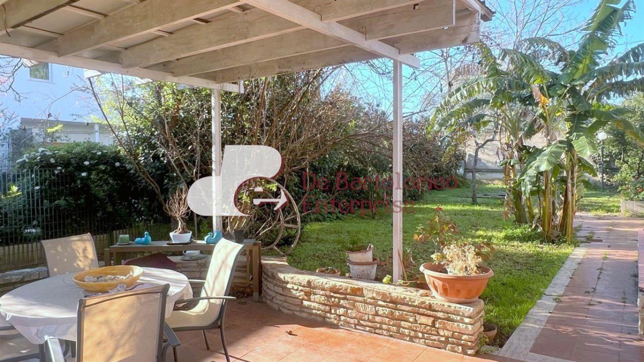 Villa de 6 habitaciónes en Bari, Italy No. 19242