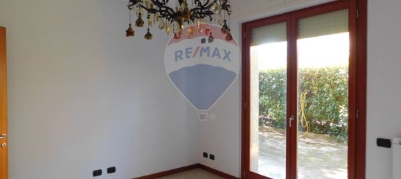 2-salle Appartement à Lucca, Italy No. 191045 3