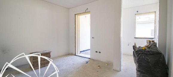 3 rooms Apartment in Prato, Italy No. 36272 12