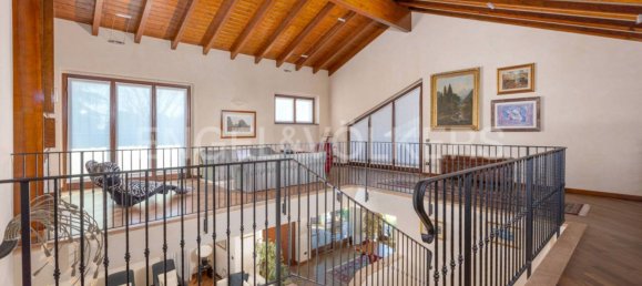 4 bedrooms Villa in Cardano al Campo, Italy No. 104975 7