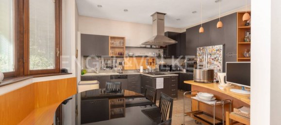 4 bedrooms Villa in Cardano al Campo, Italy No. 104975 5