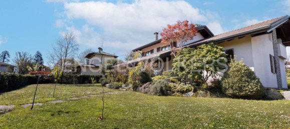 4 bedrooms Villa in Cardano al Campo, Italy No. 104975 2