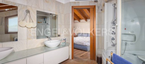 4 bedrooms Villa in Cardano al Campo, Italy No. 104975 9