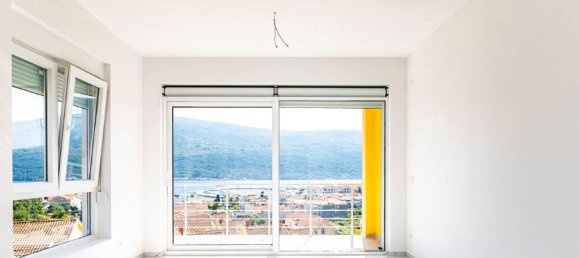 2 bedrooms Apartment in Herceg Novi, Montenegro No. 349 3