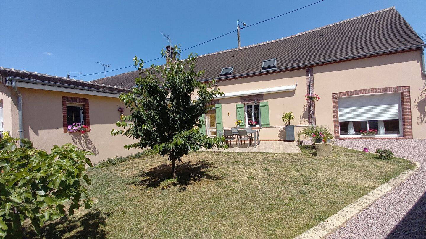 3 bedrooms House in Dreux, France No. 92232