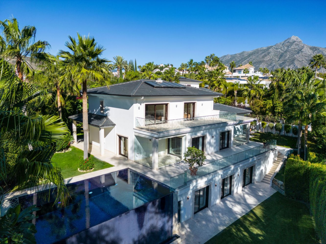 Villa de 5 dormitorios en Marbella, Spain No. 111145