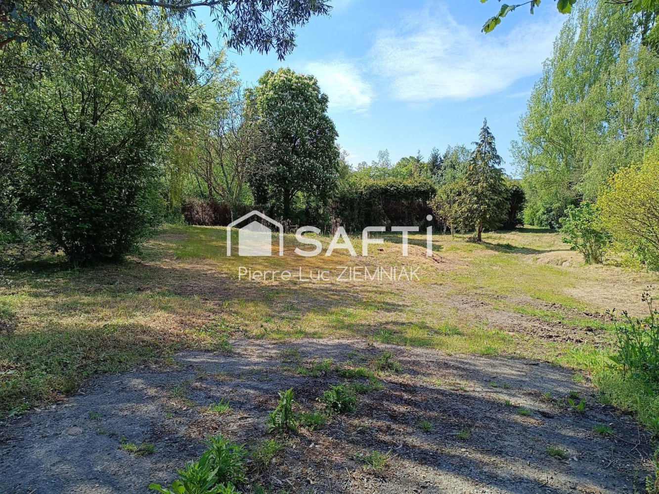  قطعة أرض في Meslay-du-Maine, France 2522متر مربع رقم 74192