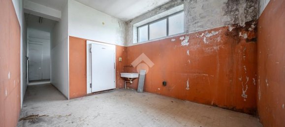 700m² Warehouse in Monteforte d'Alpone, Italy No. 54709 10