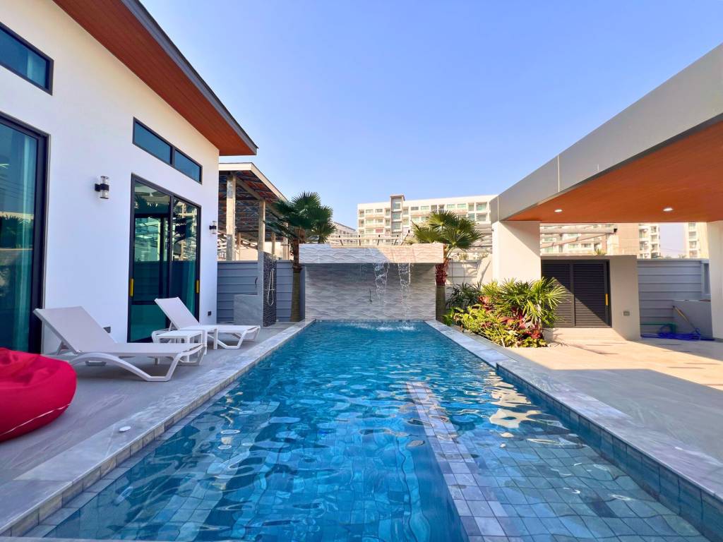 Villa de 4 dormitorios en Pattaya, Thailand No. 73272