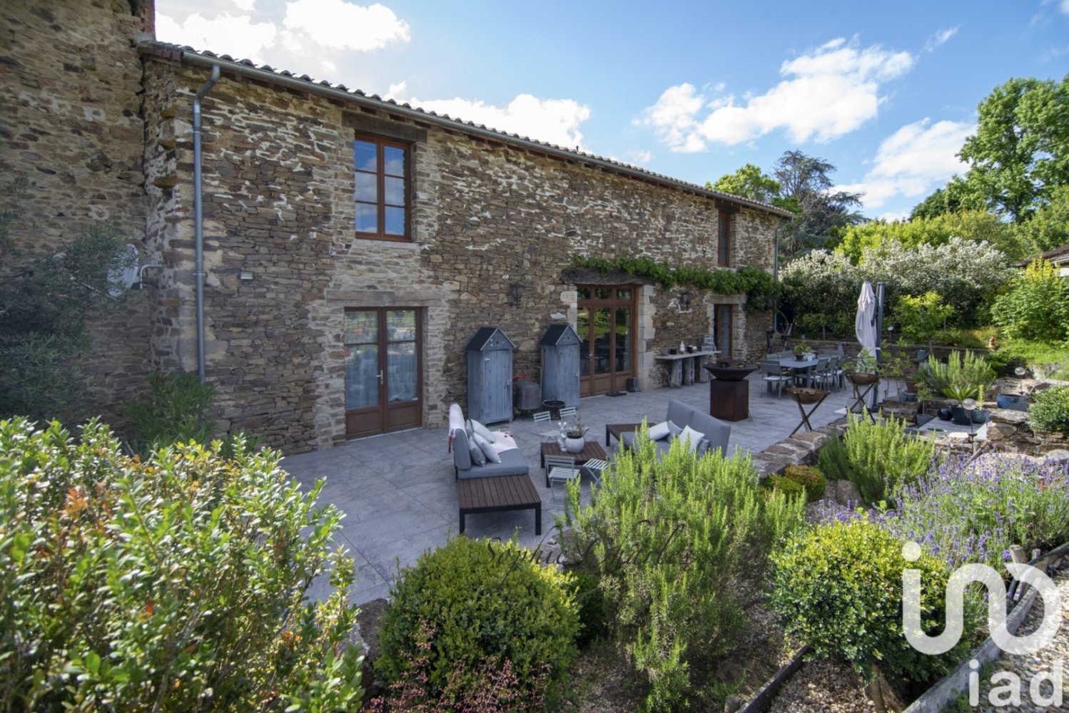 6 غرف نوم منزل في Limoges, France رقم 108006