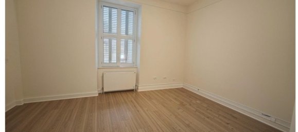 Casa de 5 dormitorios en Langeais, France No. 213013 3