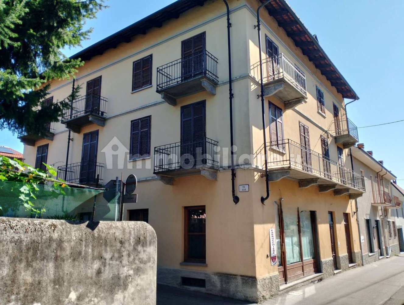 5 rooms Building in Barge, Italy No. 296329