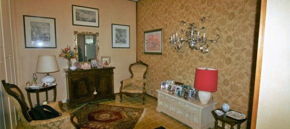 5 rooms Apartment in Carrara, Italy No. 47569 2