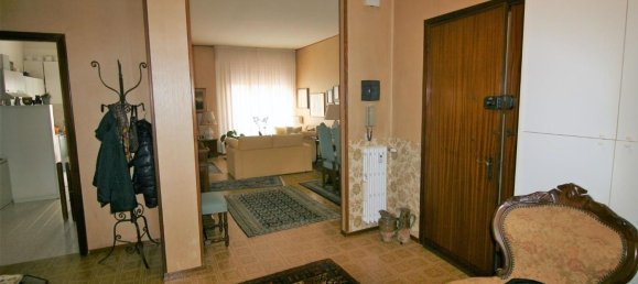 5 rooms Apartment in Carrara, Italy No. 47569 3
