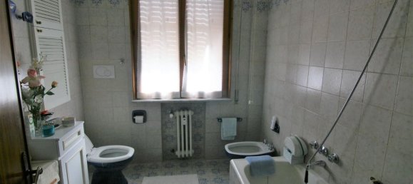 5 rooms Apartment in Carrara, Italy No. 47569 4