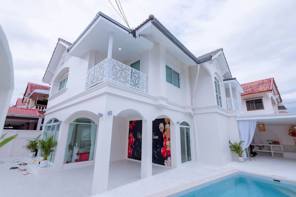 5 bedrooms Villa in Pattaya, Thailand No. 61645