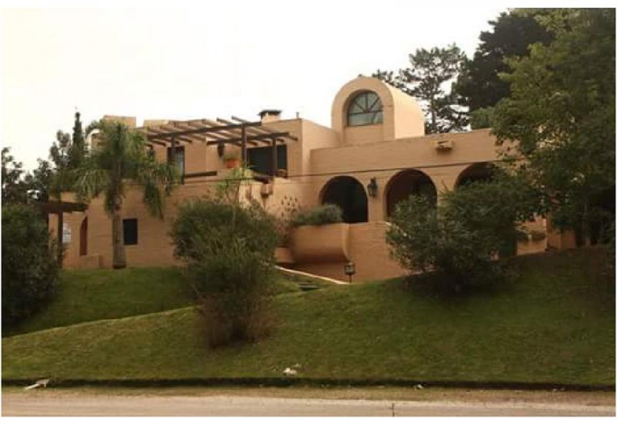 Casa de 3 dormitorios en Maldonado, Uruguay No. 4781