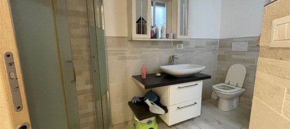 4-salle Appartement à Livorno, Italy No. 225466 6