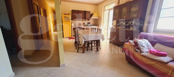 5 rooms Apartment in Palermo, Italy No. 33545 2