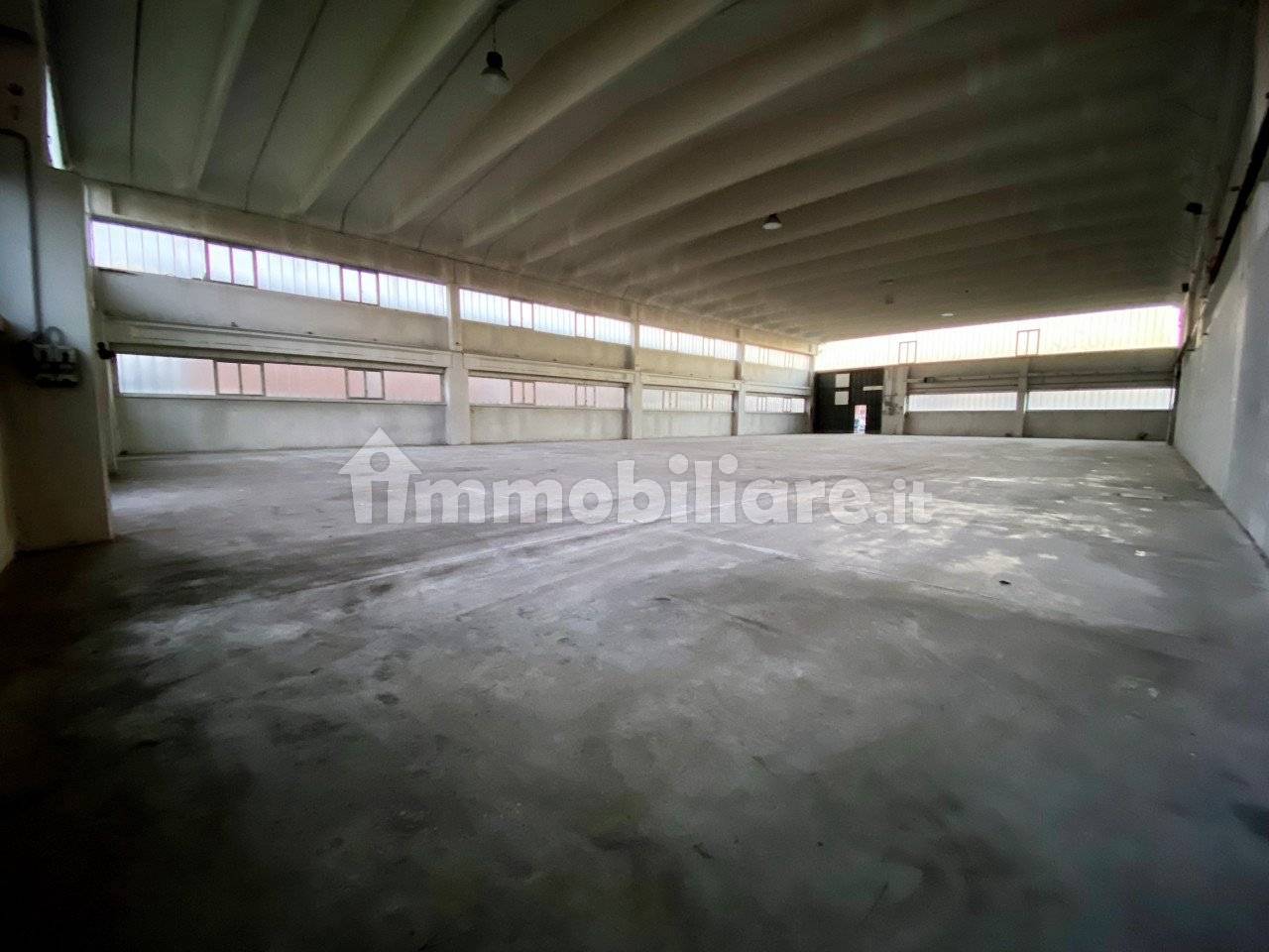 825m² Warehouse in Rio Saliceto, Italy No. 396048
