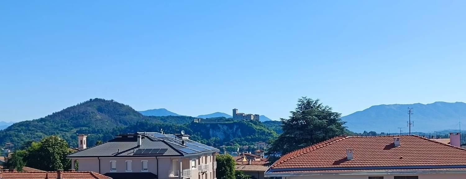 Пентхаус с 4 комнатами в Арона, Италия № 268001