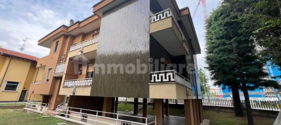 2 bedrooms Apartment in Saronno, Italy No. 380036 4