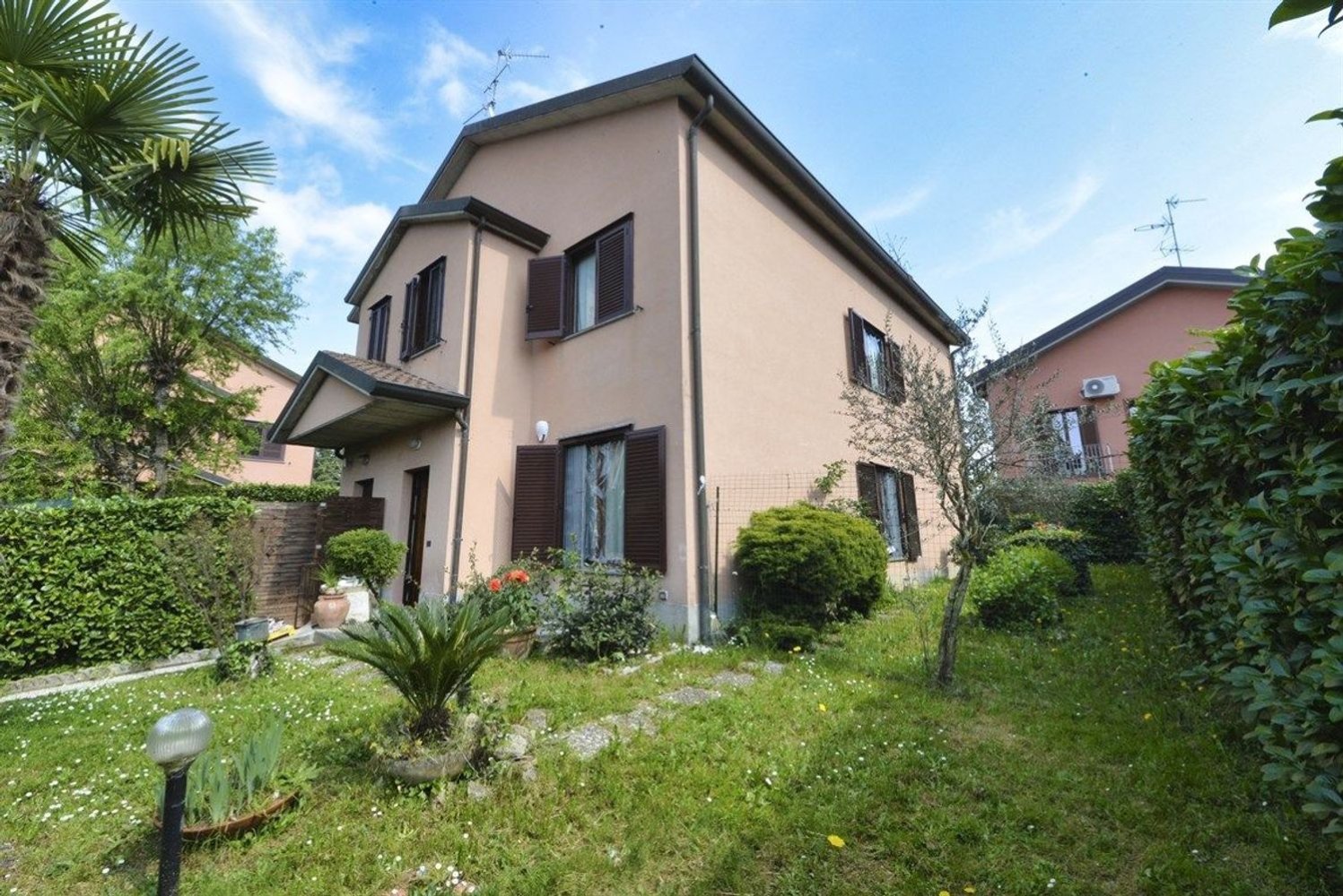 Вилла с 4 комнатами в Вимеркате, Италия № 260010