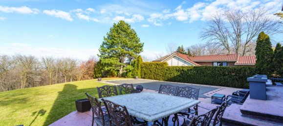 6 bedrooms House in Hamilton, Canada No. 717 10