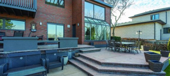 6 bedrooms House in Hamilton, Canada No. 717 9