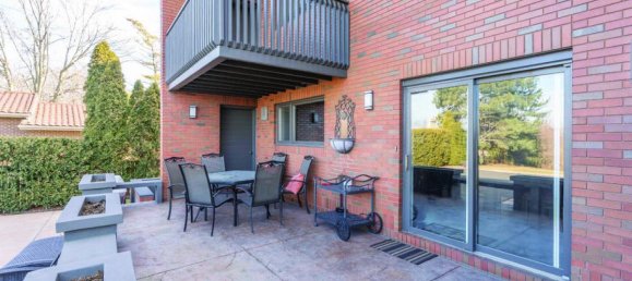 6 bedrooms House in Hamilton, Canada No. 717 8