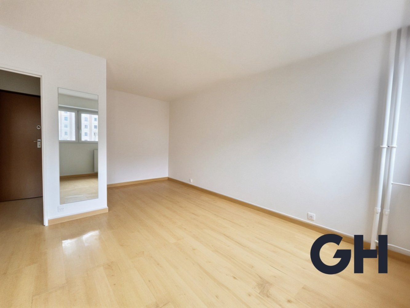 Studio in Pantin, France No. 170414