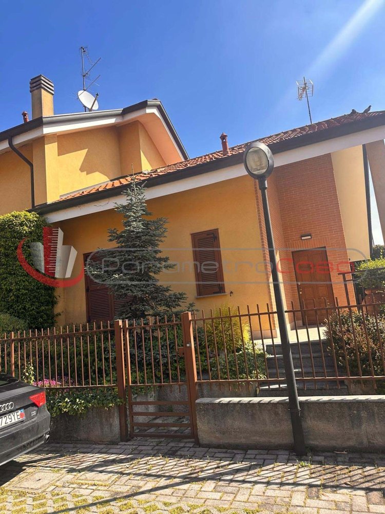 3 bedrooms Villa in Paderno Dugnano, Italy No. 336888