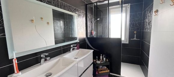 Apartamento de 3 dormitorios en Laval, France No. 307518 9