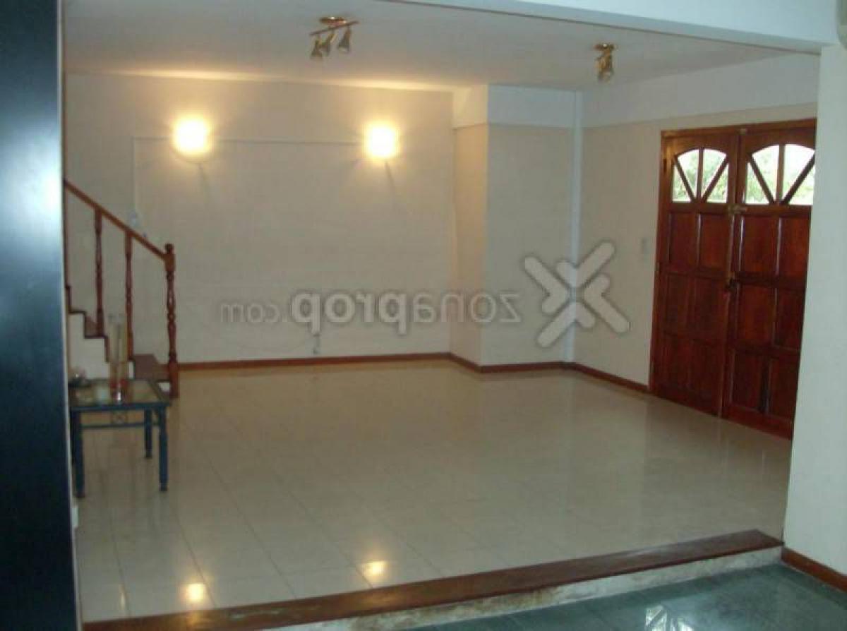 Casa de 3 dormitorios en Buenos Aires, Argentina No. 65677