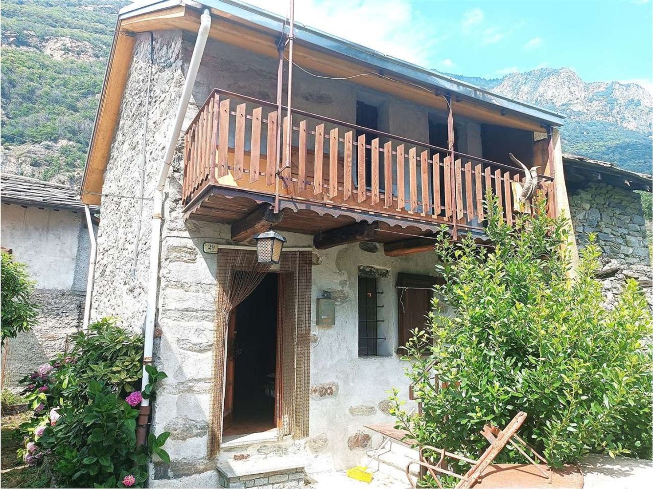 3 rooms House in Donnas, Italy No. 215884