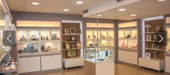 120m² Commercial property in Sassari, Italy No. 251428 3