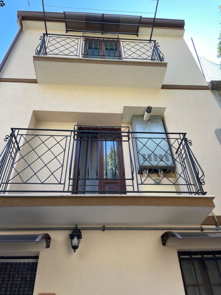 Apartamento de 6 dormitorios en Novara di Sicilia, Italy No. 379941