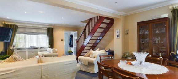 3 Schlafzimmer Haus in Leatherhead, United Kingdom, Nr. 13777 2