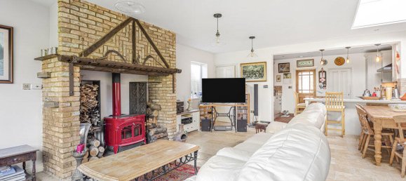 3 غرف نوم منزل في Virginia Water, United Kingdom رقم 8628 7