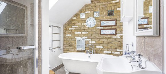 3 غرف نوم منزل في Virginia Water, United Kingdom رقم 8628 23