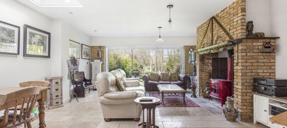 3 غرف نوم منزل في Virginia Water, United Kingdom رقم 8628 2