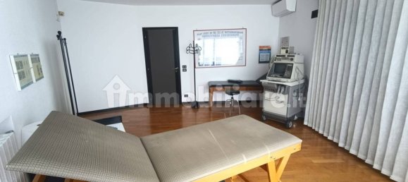 Apartamento de 2 dormitorios en Bari, Italy No. 202194 8