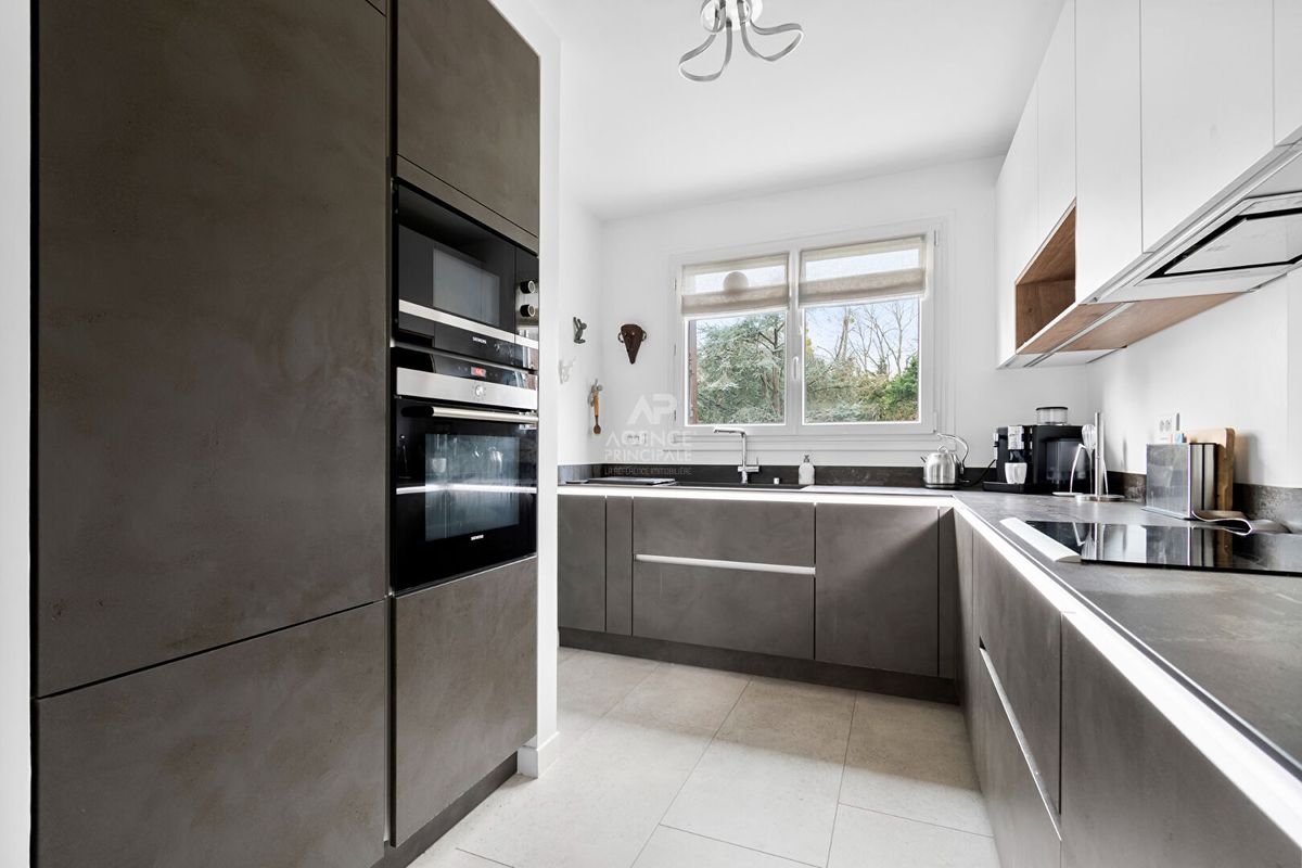 3 bedrooms Apartment in Saint-Germain-en-Laye, France No. 124462