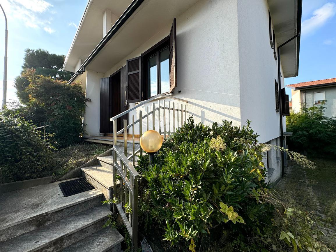 5 rooms Villa in Rescaldina, Italy No. 5982