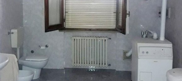 5 rooms House in Castelnovo di Sotto, Italy No. 102477 13