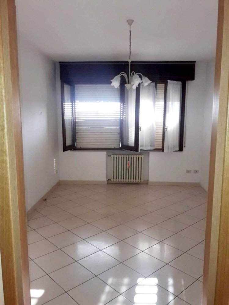 5 rooms House in Castelnovo di Sotto, Italy No. 102477