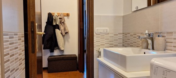3-salle Appartement à Borno, Italy No. 25202 5