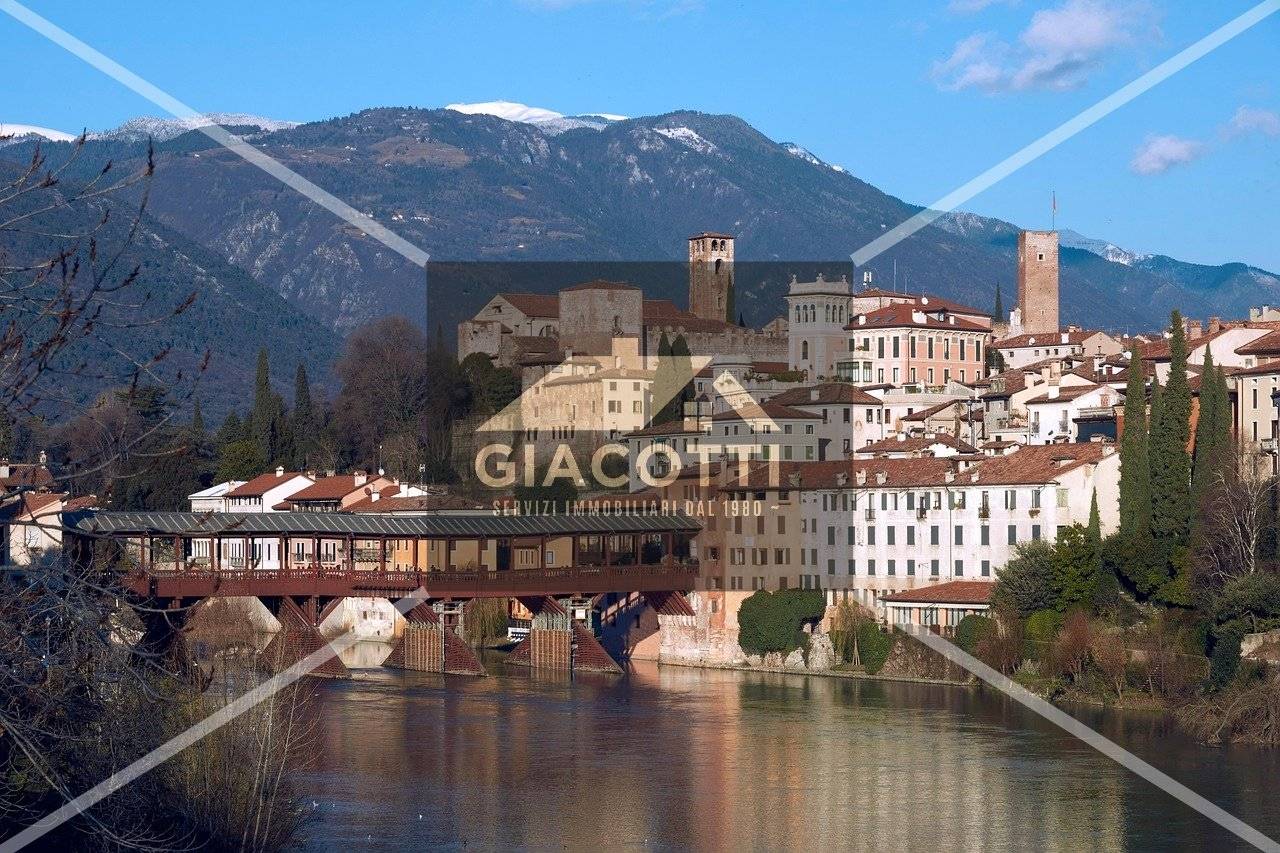 5 rooms Building in Bassano del Grappa, Italy No. 221634