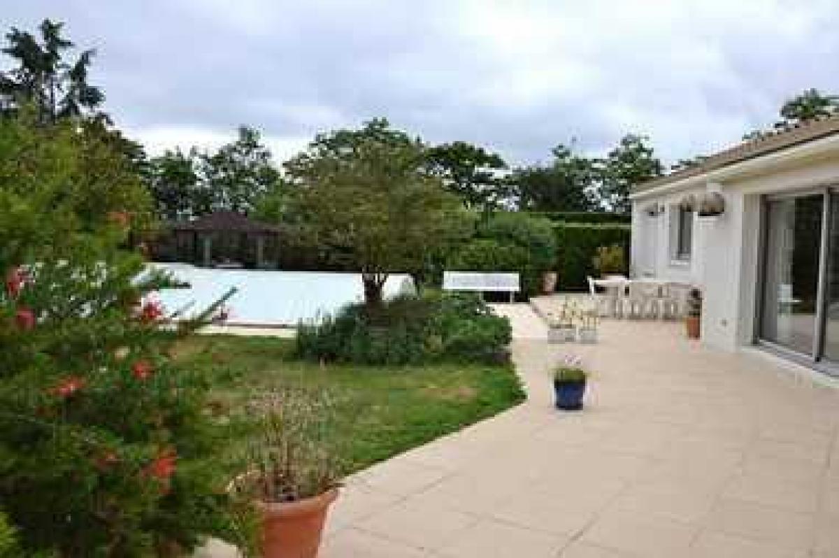 4 bedrooms House in Montbert, France No. 27536